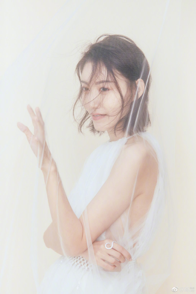 高露时尚写真照片,衣香鬓影显露精致奢华魅力