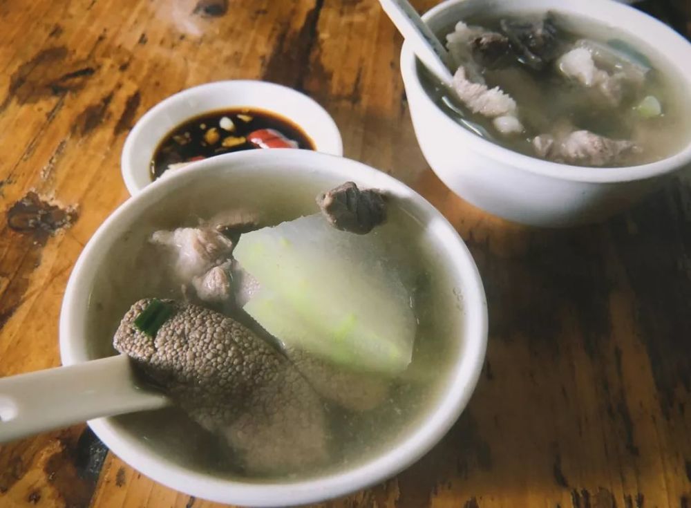 即便是猪杂汤这么朴素淡泊的食物,在廉江人的手里一下就变得熠熠生光.