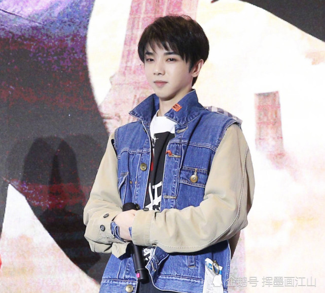 用双手抱着话筒,华晨宇坐实"揣手男孩"称号,网友:特例