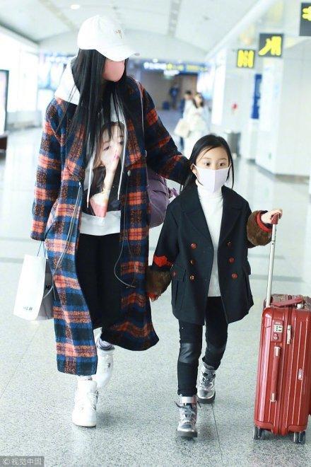 李小璐疑diss贾乃亮后首现身,小甜馨贴心推行