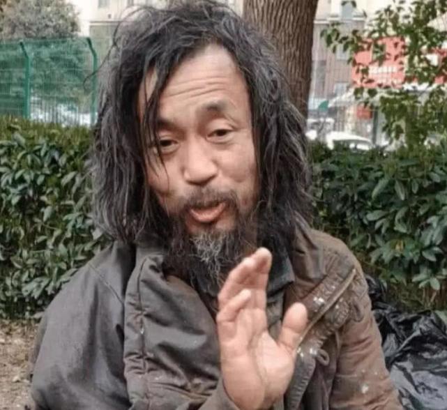 折腾了10天10夜，沈大师走了，剪了头发，穿上西装认不出了