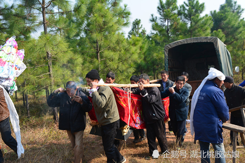湖北随州:镜头真实记录农村葬礼之送葬