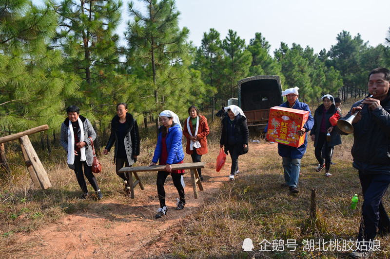 湖北随州:镜头真实记录农村葬礼之送葬