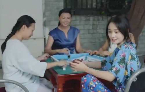 郑爽穿一身花衣裳当街搓麻将,邋里邋遢没眼看,一个