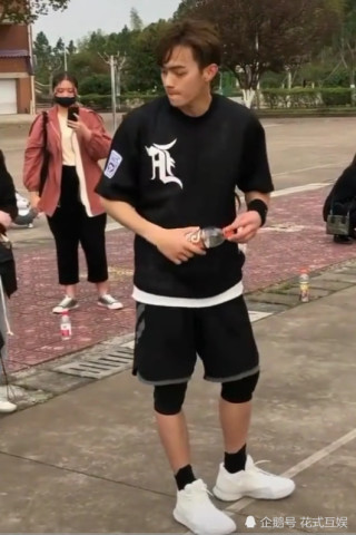偶遇许凯球场打篮球,脚上的"校草"鞋亮了,网友:迷妹的