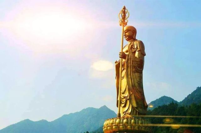 梦到上山，探寻内心深处的佛光——解析梦中众多佛像与山顶巨大观音的寓意