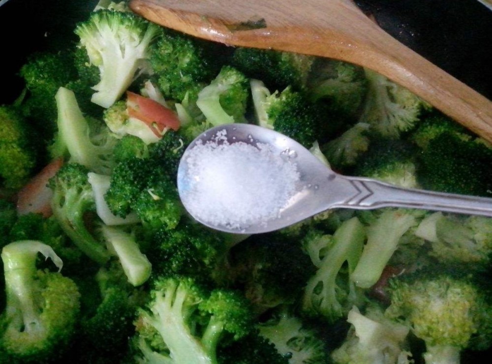 炒西兰花用焯水吗?教你正确做法,炒出来的西兰花又脆又绿又好吃
