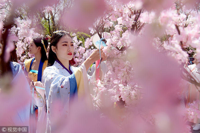 许多青年穿汉服祭花神,表达对春天的喜爱,再现了古老的花朝节祈福仪式