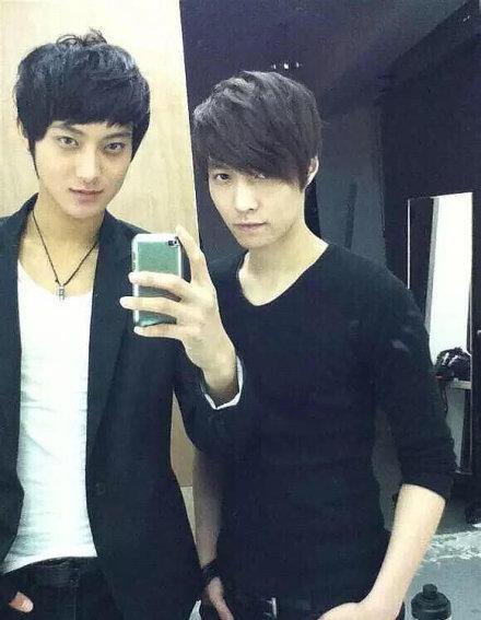 黄子韬和张艺兴被捆绑上热搜,郑柏旭回应:什么