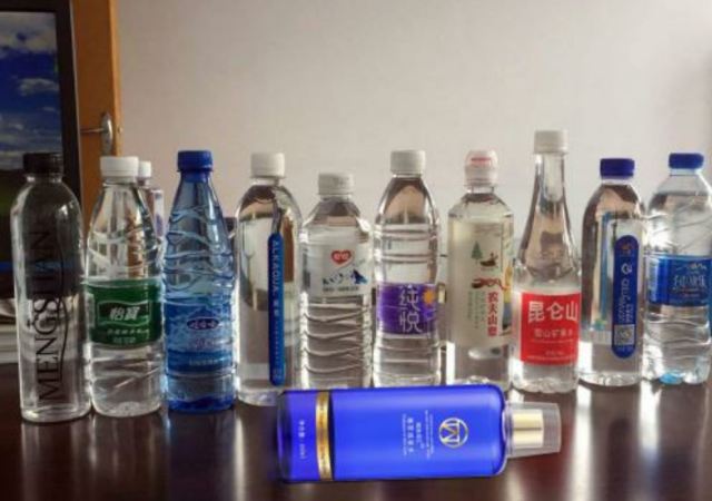 世界上最贵的矿泉水,瓶子纯金打造堪称艺术品,一瓶售价37万