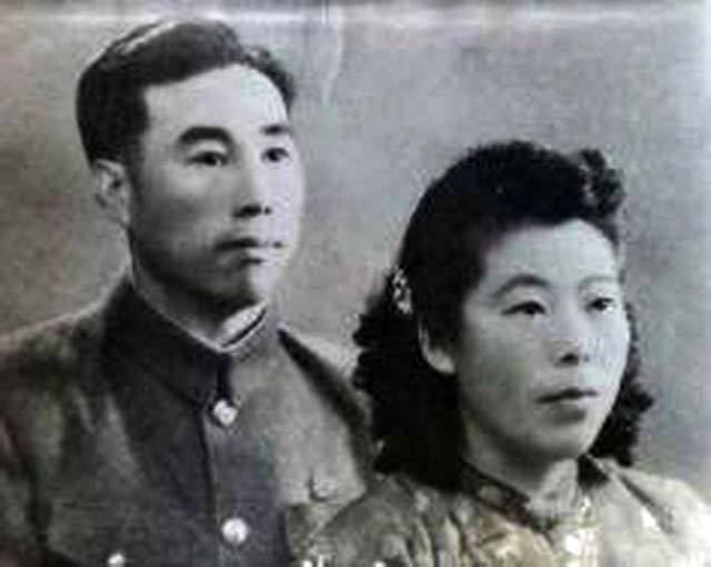 此人名叫姜华亭,出生于1921年,汉族,山东莱阳人,时任西藏军区第18军52