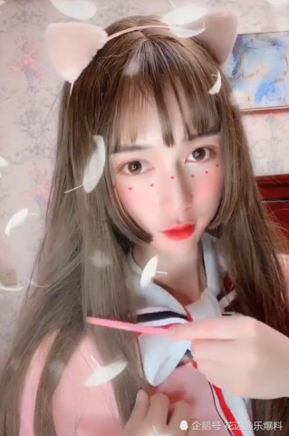 女装大佬镜头外曝光,看到他下半身,网友:谢谢你把我掰直了!