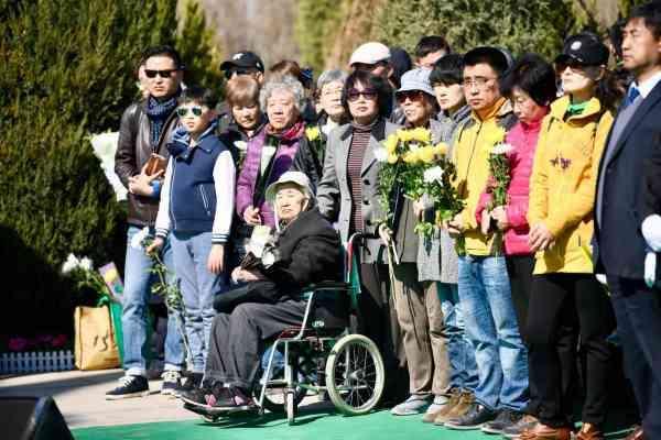 北京生态葬推出电子墓碑,扫码可看逝者生平文字,照片和视频