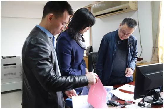 萌小新追踪扫黑办副主任的一天