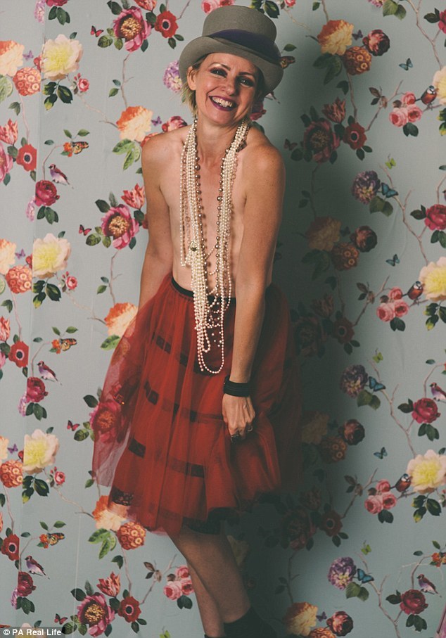 女子切除乳腺后拍“无胸”写真 微笑面对 (组图)