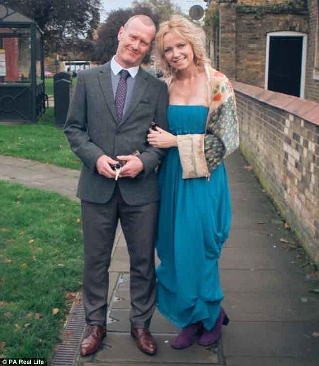 女子切除乳腺后拍“无胸”写真 微笑面对 (组图)