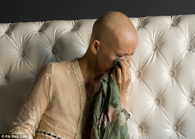 女子切除乳腺后拍“无胸”写真 微笑面对 (组图)