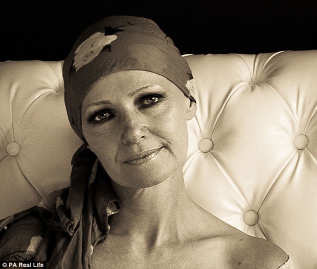 女子切除乳腺后拍“无胸”写真 微笑面对 (组图)