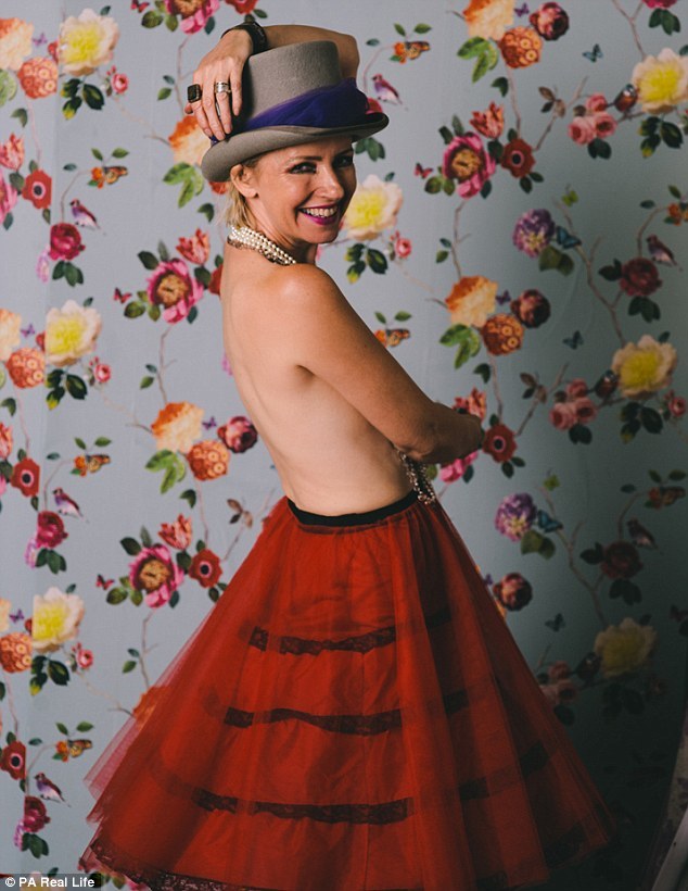 女子切除乳腺后拍“无胸”写真 微笑面对 (组图)