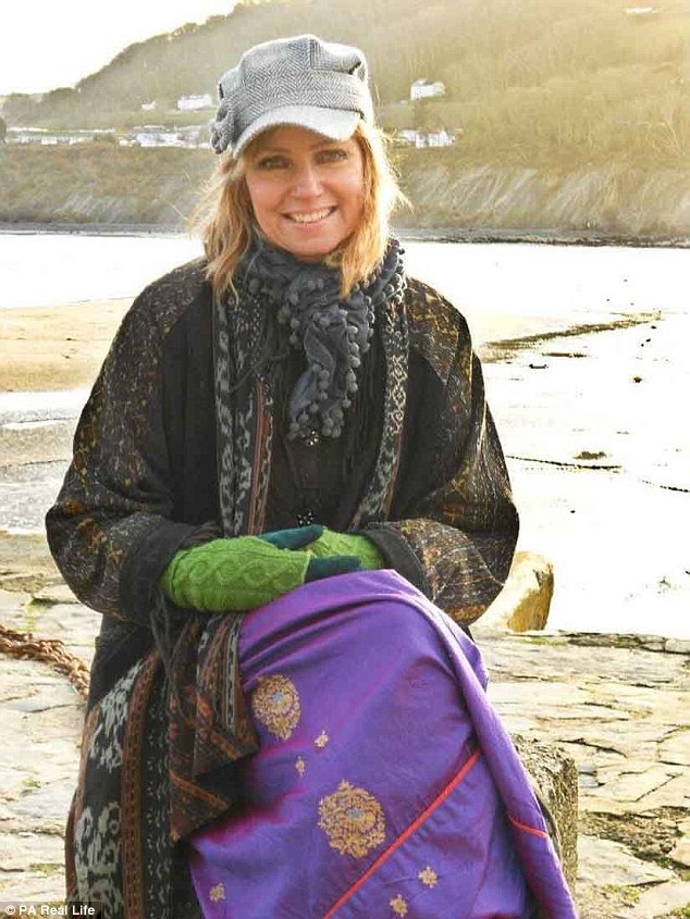 女子切除乳腺后拍“无胸”写真 微笑面对 (组图)