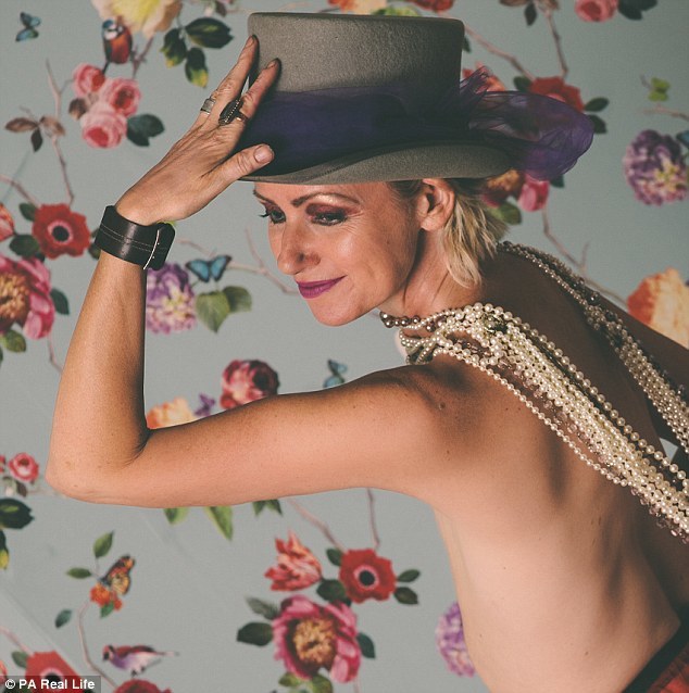 女子切除乳腺后拍“无胸”写真 微笑面对 (组图)