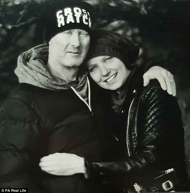 女子切除乳腺后拍“无胸”写真 微笑面对 (组图)