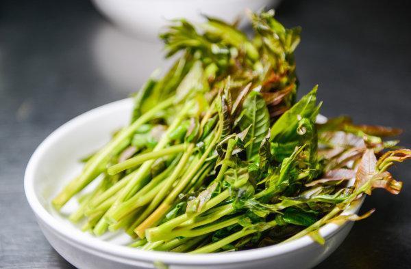 香葱炒鸡蛋,此菜金黄翠绿相间,香椿味浓,鲜香味美,具有滋补的功效.