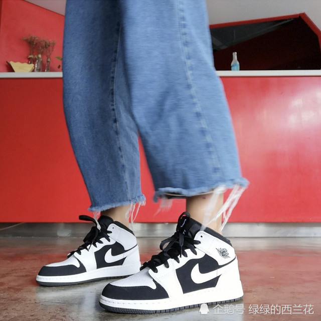 穿aj的女生最有范!自从买了这双"黑白熊猫",睡觉也舍