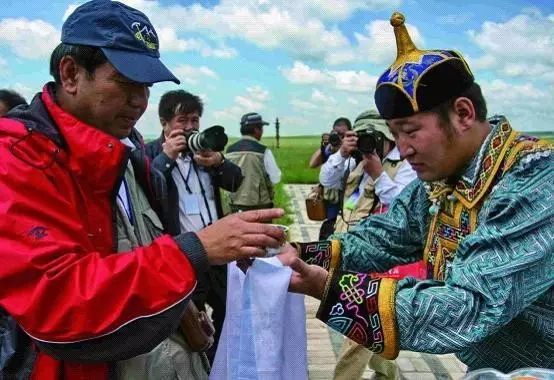 敬 茶哈达是蒙古族日常行礼中不可缺少的物品.