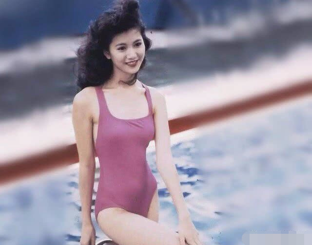 终于知道为什么袁咏仪不露腿了!看见泳装的那刻网友:张智霖有福