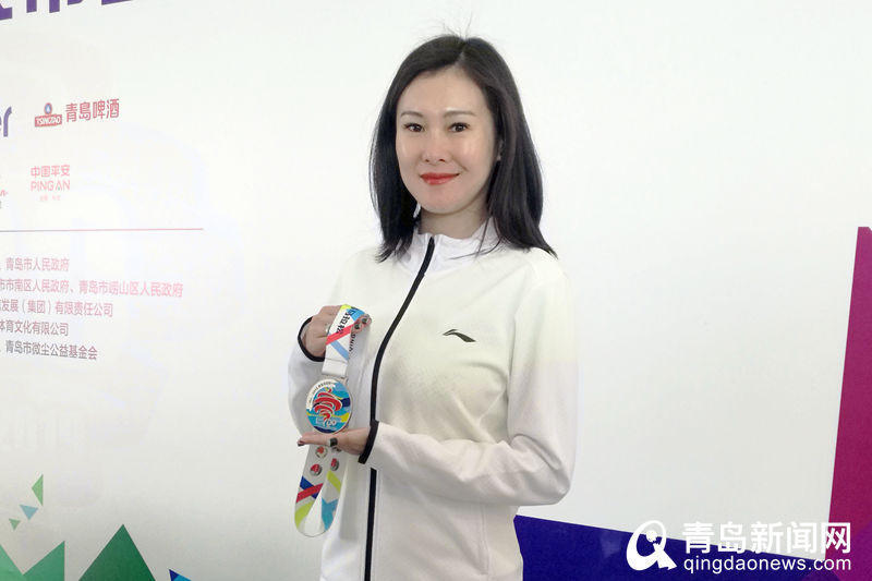 王嬿婷展示奖牌.