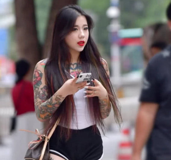 继蒋聘婷之后,又一位女神因纹身红遍抖音,网友:恶心!