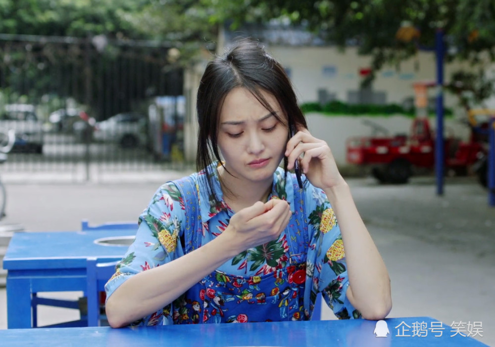 郑爽身穿花衬衫让人眼前一亮,和大妈打麻将回