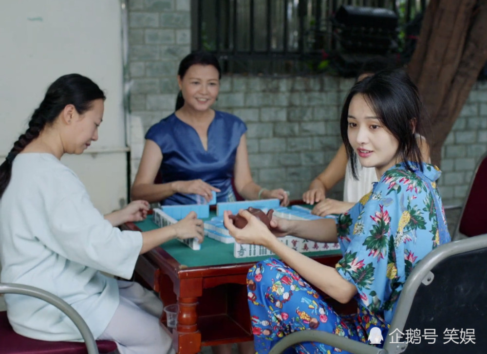 郑爽身穿花衬衫让人眼前一亮,和大妈打麻将回