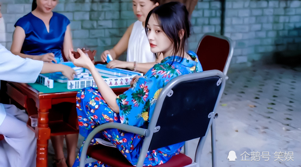 郑爽身穿花衬衫让人眼前一亮,和大妈打麻将回