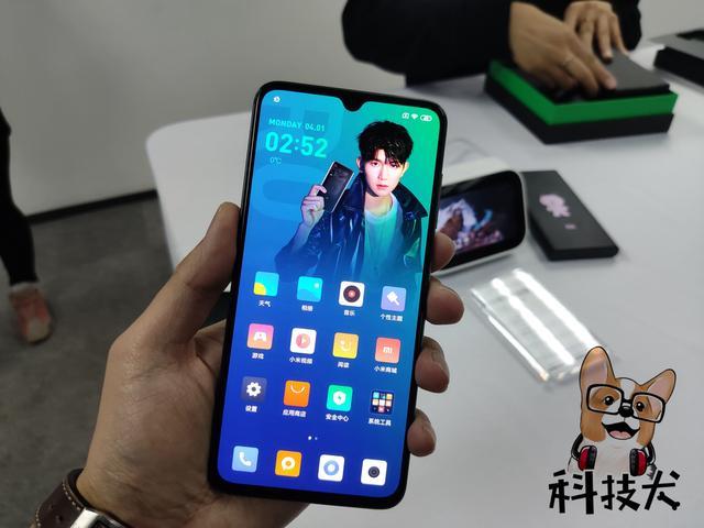 小米9王源限量版 透明玻璃机身设计 背部镌刻