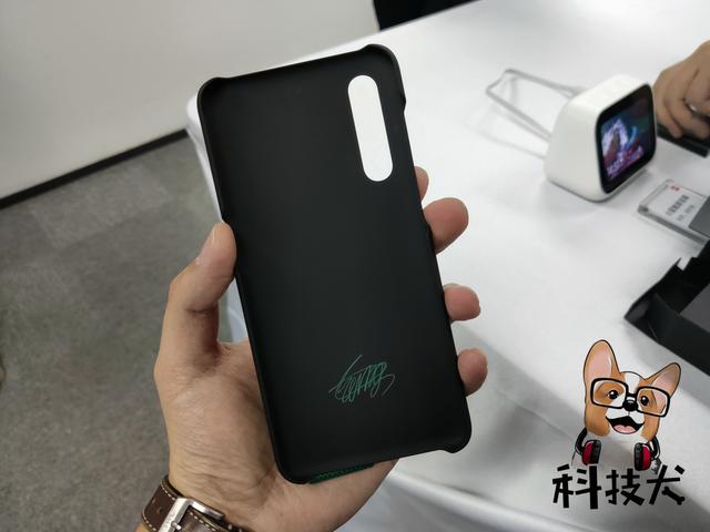 小米9王源限量版 透明玻璃机身设计 背部镌刻