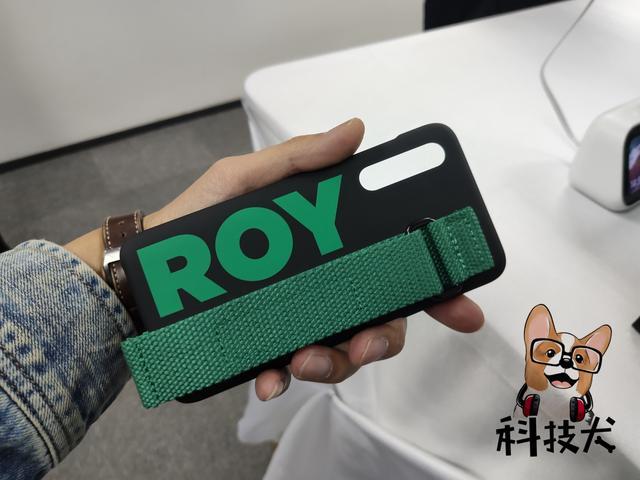 小米9王源限量版 透明玻璃机身设计 背部镌刻