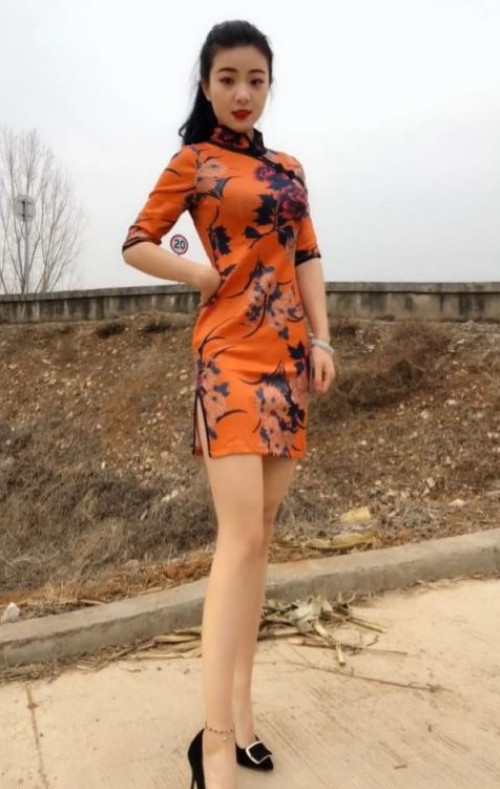 抖音"旗袍"女神火了!天使面容魔鬼身材,网友:美得惊艳了时光