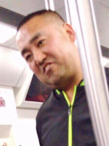 男子在地铁上抽烟,还乱扔烟头,乘客劝阻后露出凶狠的