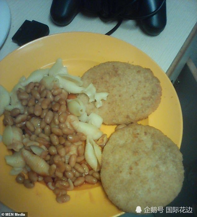 英国囚犯非法晒图称监狱里伙食比狗粮还差，还威胁宁愿饿死