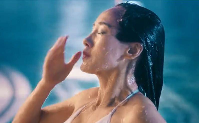 夏洛特烦恼:秋雅穿泳装出镜,谁注意张扬对秋雅的称呼