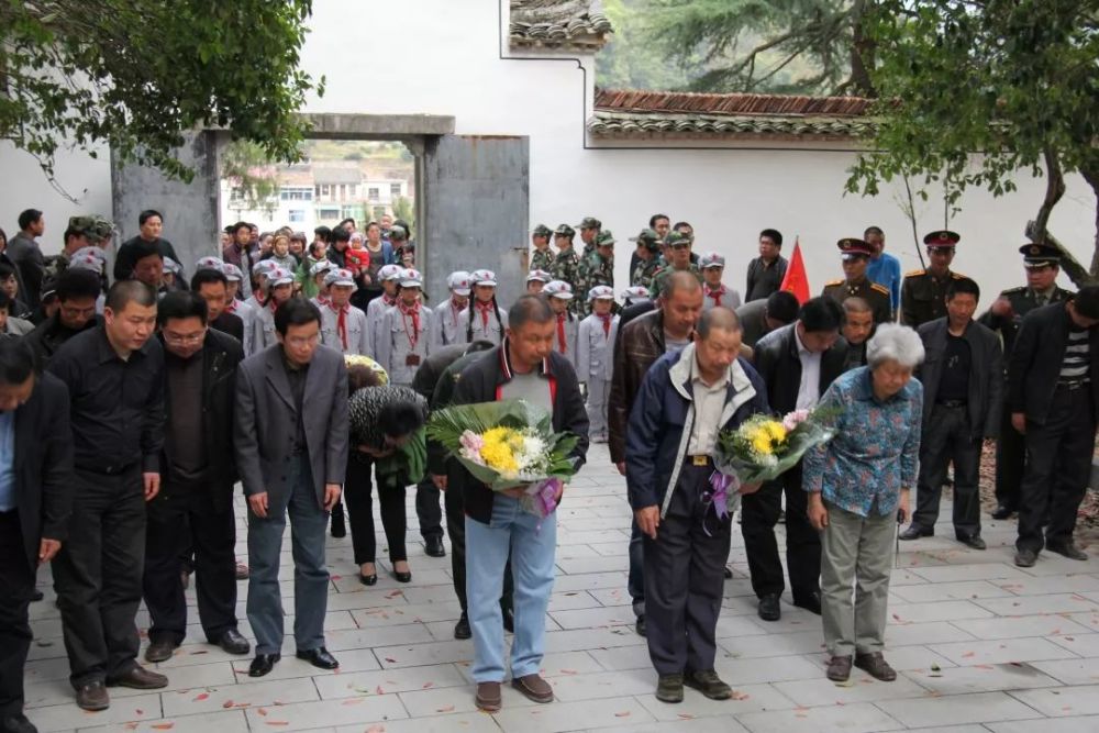 粟戎生,粟寒生在月光山祭拜粟裕将军