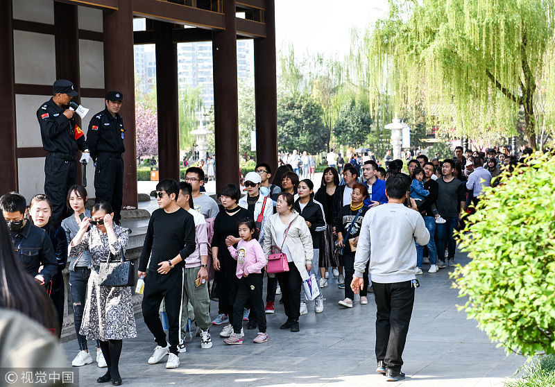 西安青龙寺樱花盛开观者如云 需排长队数百米才能入园