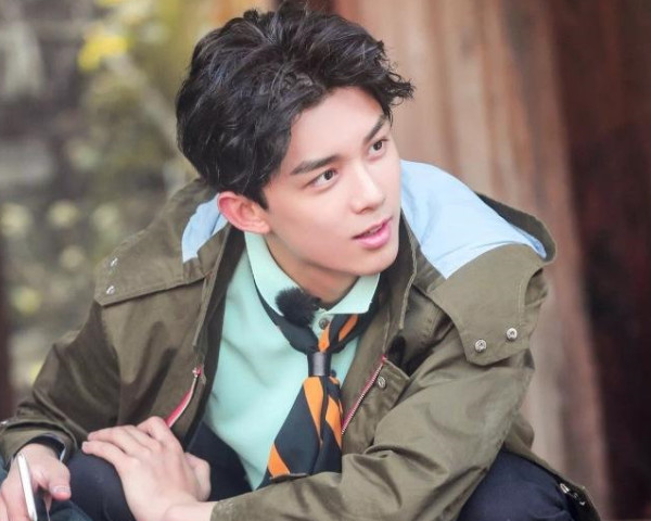 吴磊竟现"妹妹头",长相那么硬朗的他,竟也可以这么俏