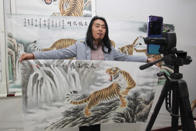 中国画虎第一村:河南26岁小伙直播卖画,一场卖出40多幅