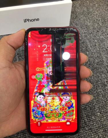 iphonexr重摔之后成这样,网友:国产估计还能再战两年!