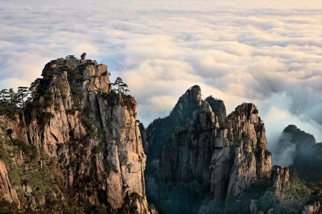 《游黄山》 宋·朱彦 三十六峰高插天,瑶台琼宇贮神仙.