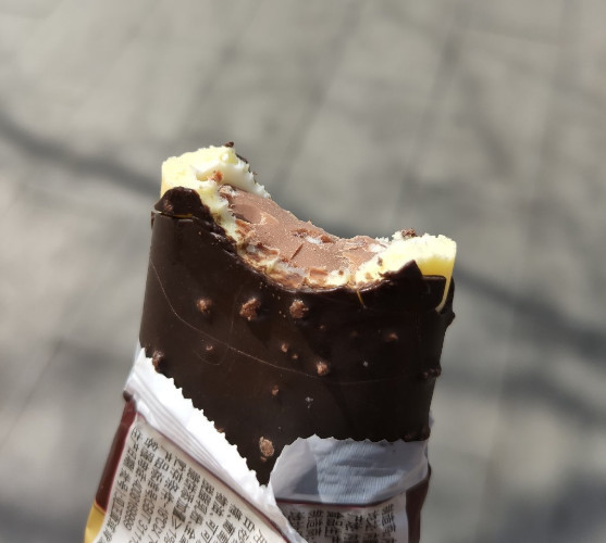 巧乐兹推出"樱花味"雪糕,价格很友好,网友:这是什么