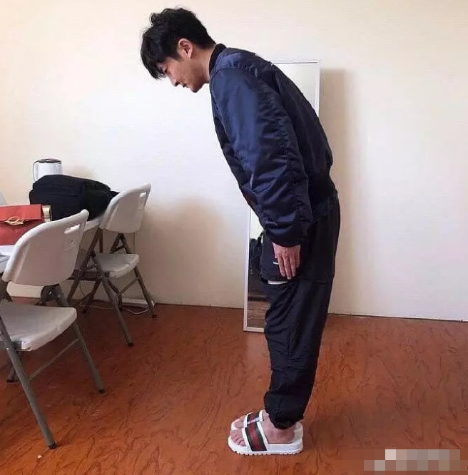 只有1米8脚码却女生36?郭京飞首次v只有脱鞋澄长发及身高腰发型图片